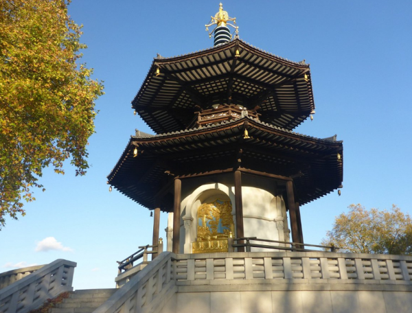 Pagoda mini sebagai fokus utama taman